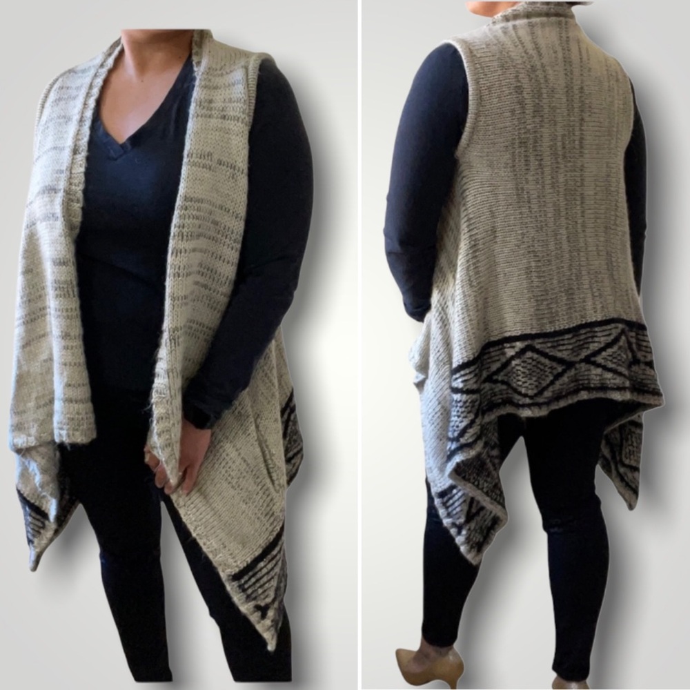 💥2/$20💥 BCBG Waterfall Knit Sweater Vest size M Wool Blend EUC
